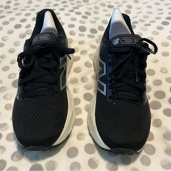 New Balance Women’s Fresh Foam X 880v14 Black with Sea Salt and Silver Metallic - Picture 8 of 16